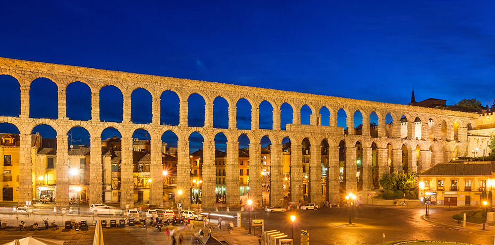 El acueducto romano durante la hora azul, Segovia